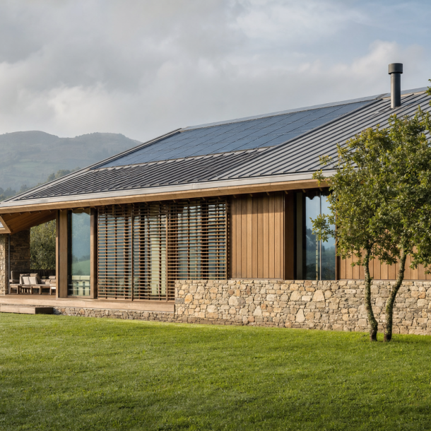 Vivienda de arquitectura bioclimática en una ladera verde de Bizkaia — Izarte
