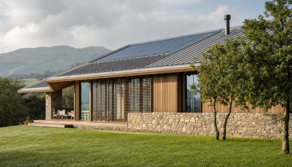 Vivienda de arquitectura bioclimática en una ladera verde de Bizkaia — Izarte