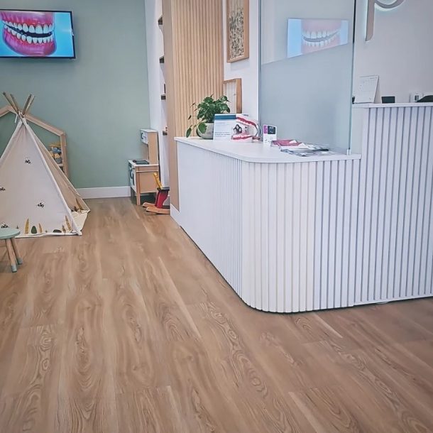 Reforma de clínica dental en Getxo — recepción y sala de espera
