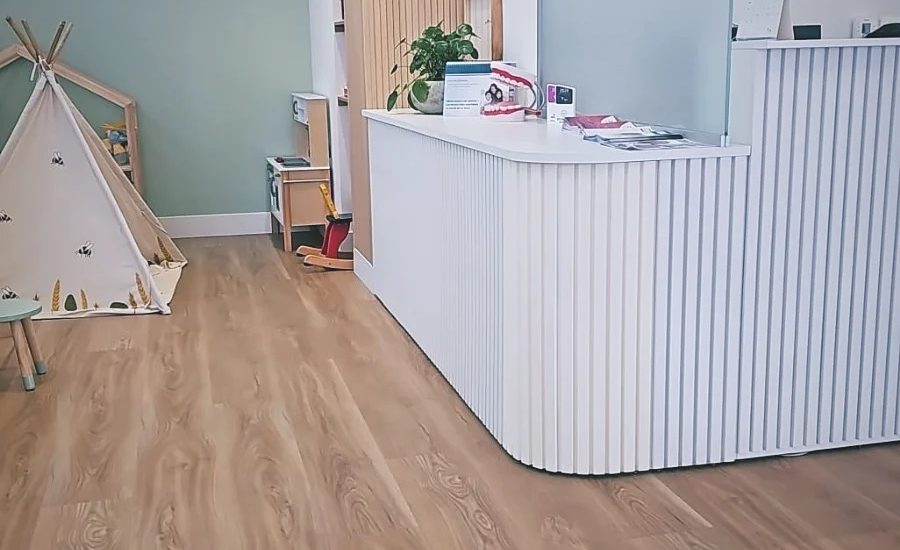 Reforma de clínica dental en Getxo — recepción y sala de espera
