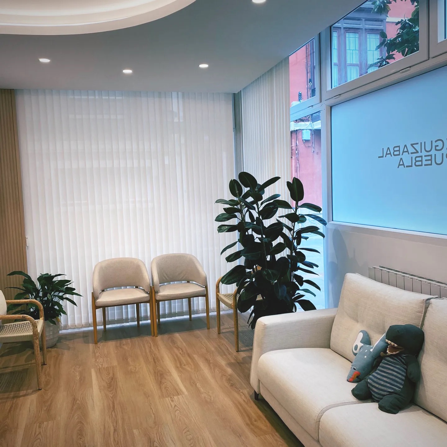 Sala clínica dental reformada en Getxo con ambiente cálido
