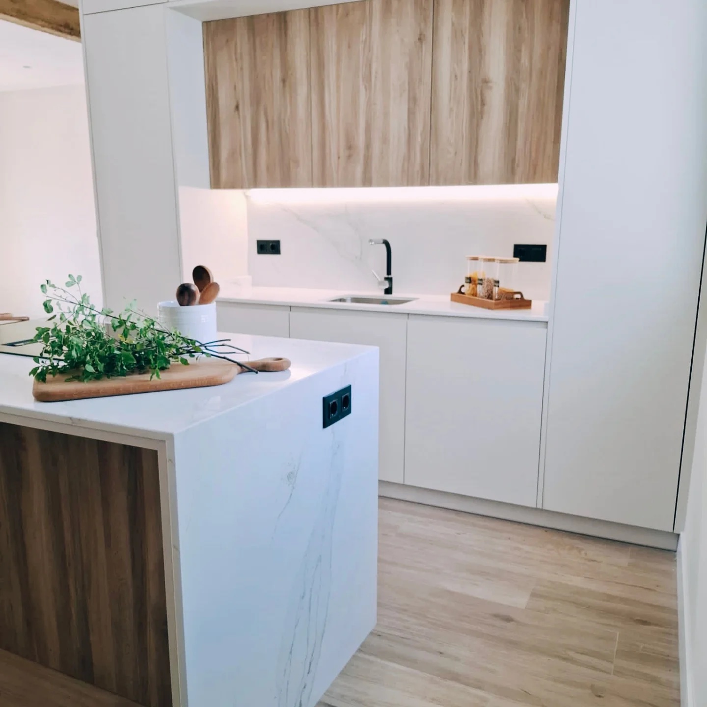 Cocina abierta al salón con columna de hormigón visto