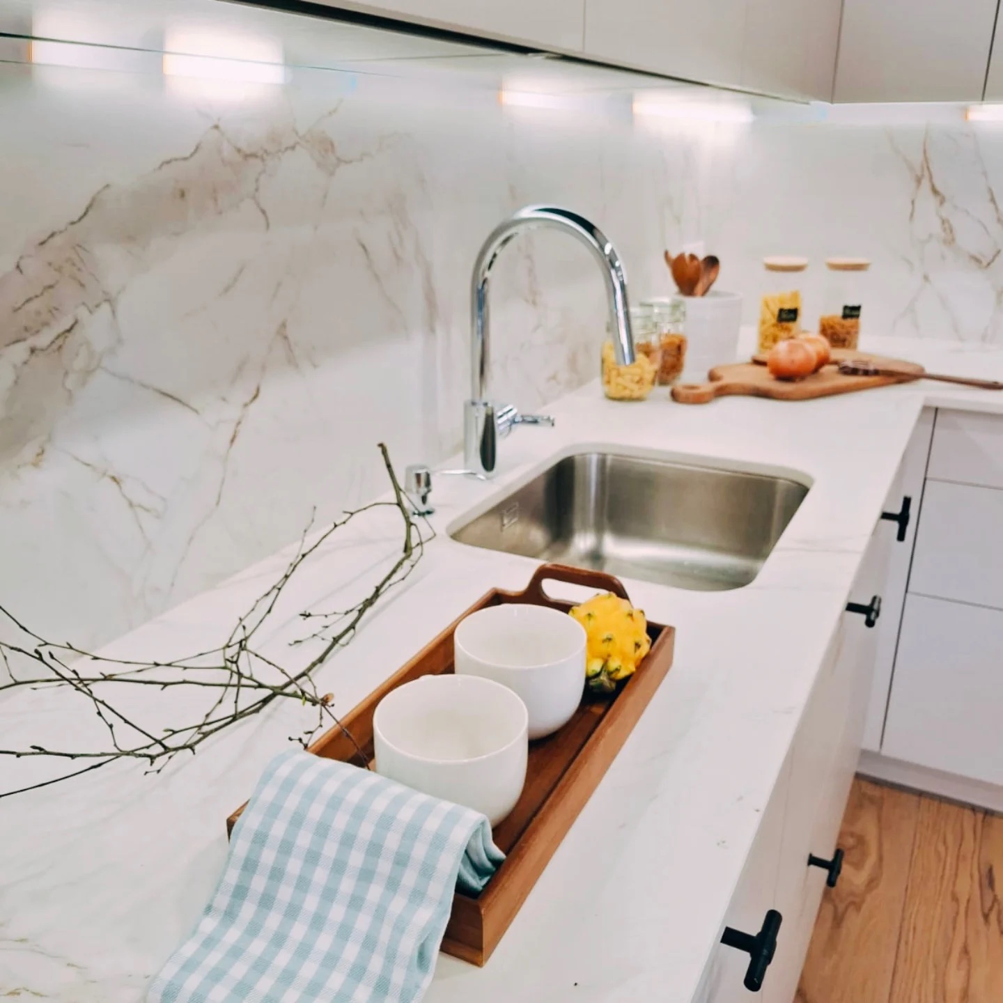 Cocina en tonos arena y blanco en Santurtzi — Izarte 2025