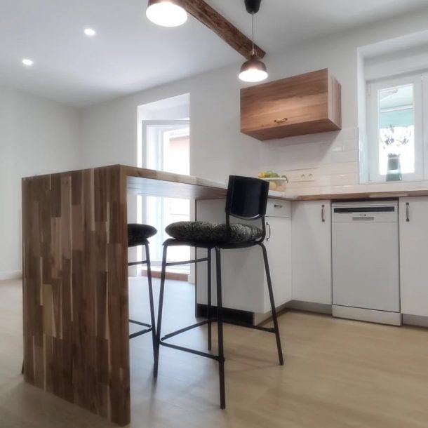 Cocina con vigas de madera vistas restauradas — reforma Izarte