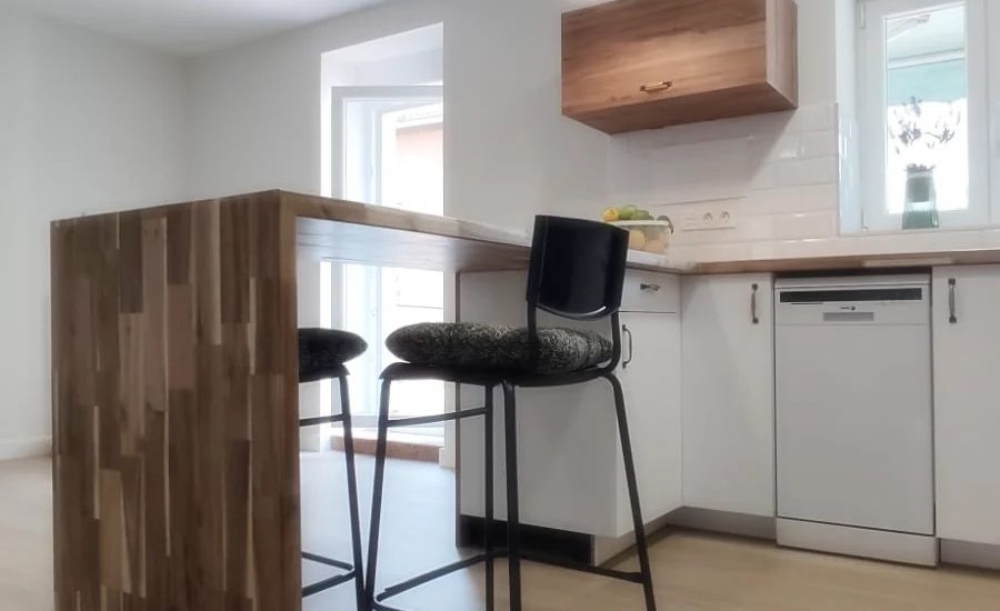 Cocina con vigas de madera vistas restauradas — reforma Izarte