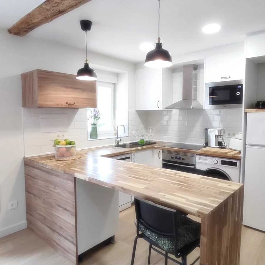 Detalle de vigas de madera restauradas en rehabilitación de baserri
