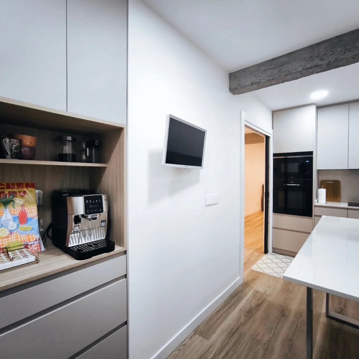 Cocina moderna con líneas limpias en piso de Bilbao