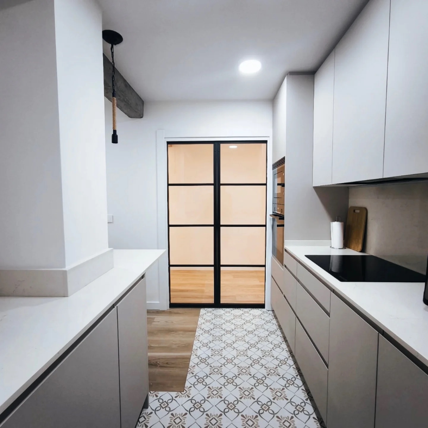Salón reformado en piso céntrico de Bilbao — materiales nobles