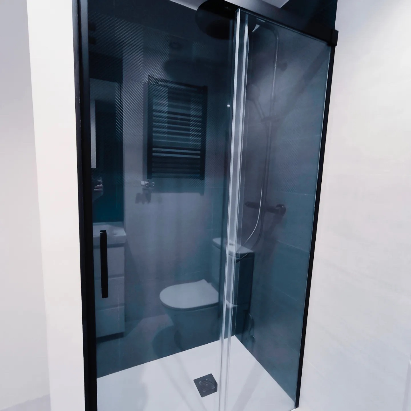 Baño moderno con lavabo doble en Zornotza
