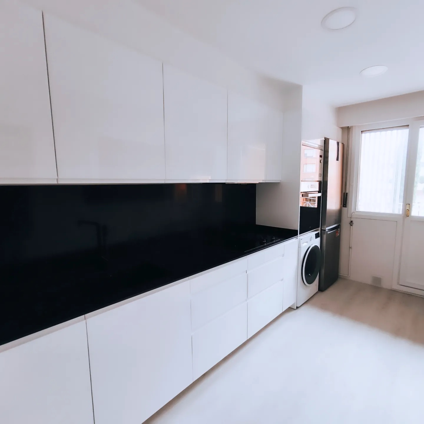 Salón reformado en Zornotza con diseño limpio y luminoso